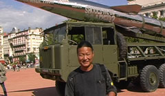 Wang Du, devant Missile