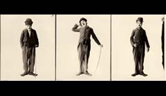 Charles Chaplin pose dans le costume de Charlot